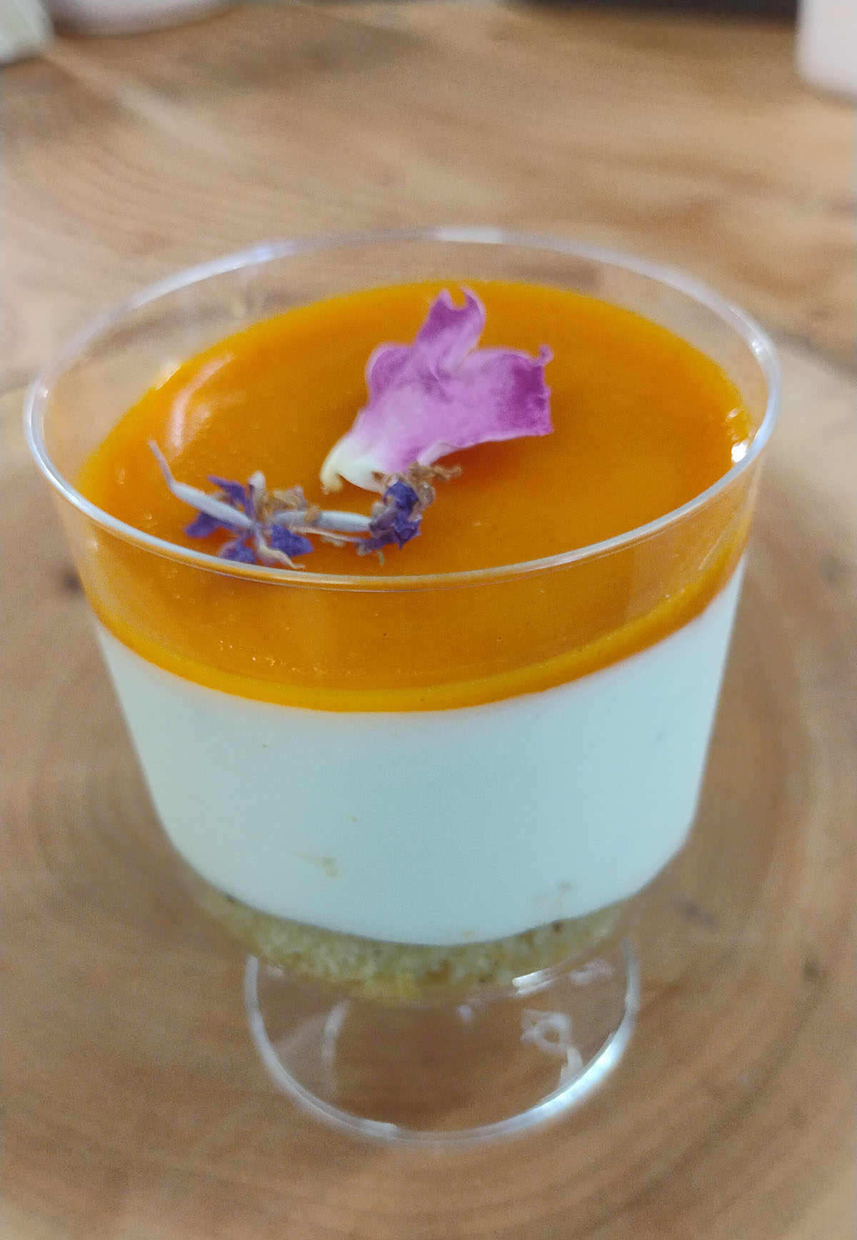 Gâteau au fromage au mélilot avec son miroir d'argousier